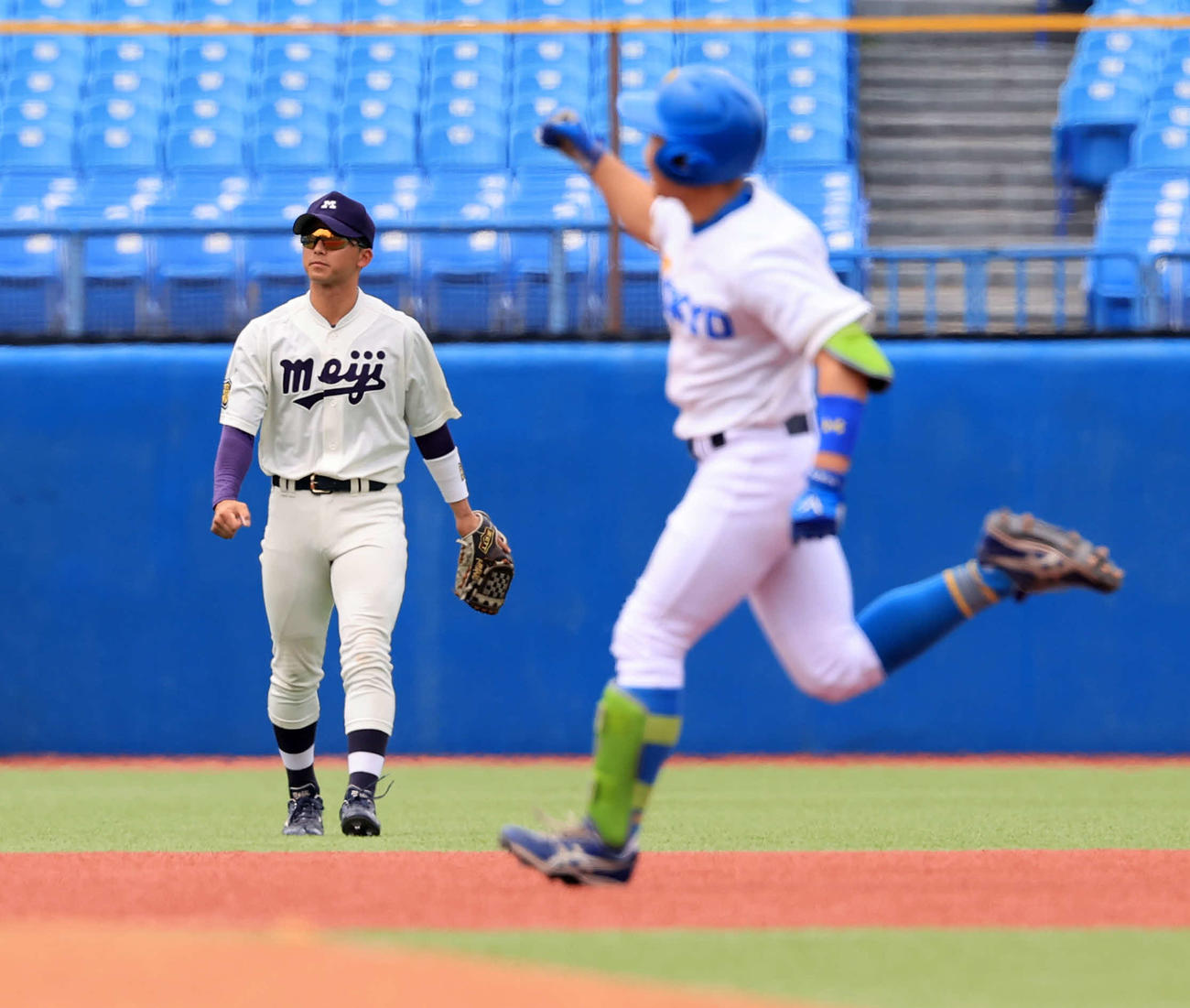 東大対明大　1回表東大2死二、三塁、大原（手前）に左越え3点本塁打を許し、ぼう然とする宗山（撮影・浅見桂子）