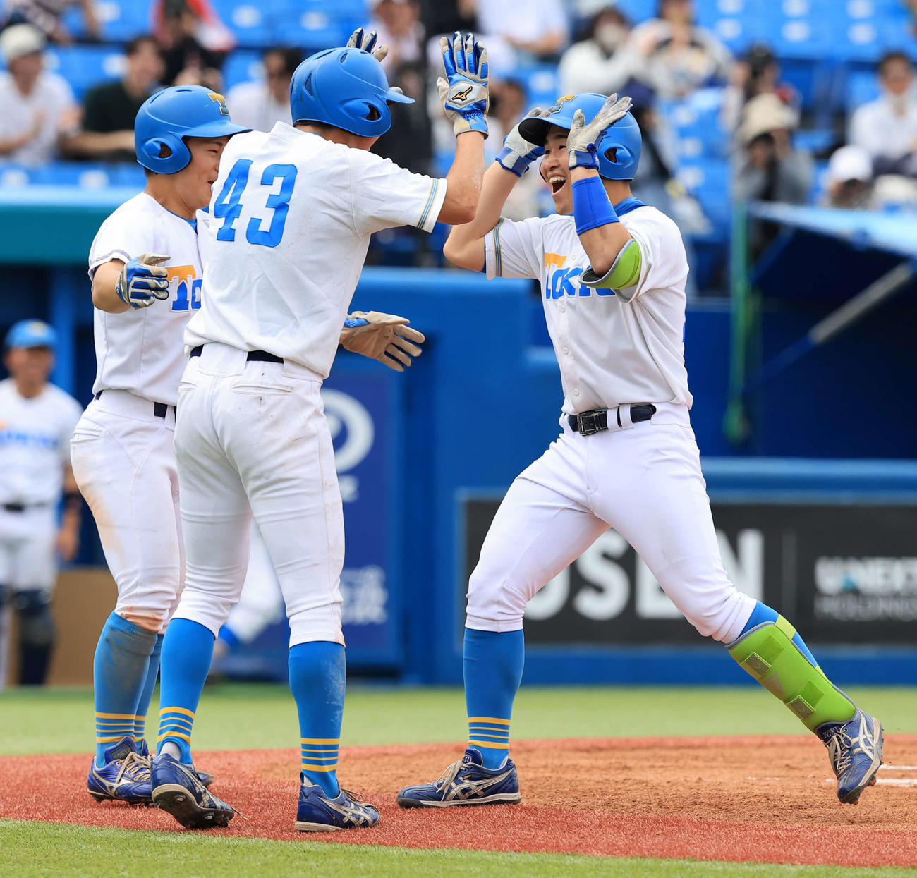 東大対明大　1回表東大2死二、三塁、大原（右）は左越え3点本塁打を放ち、ハイタッチで生還（撮影・浅見桂子）