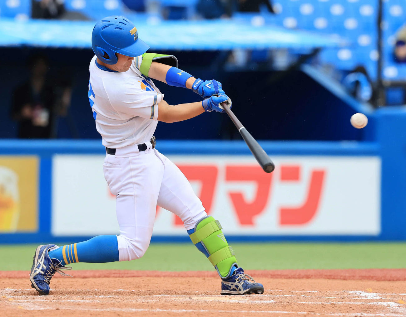 東大対明大　9回表東大無死一、二塁、大原は中越え適時二塁打を放つ（撮影・浅見桂子）