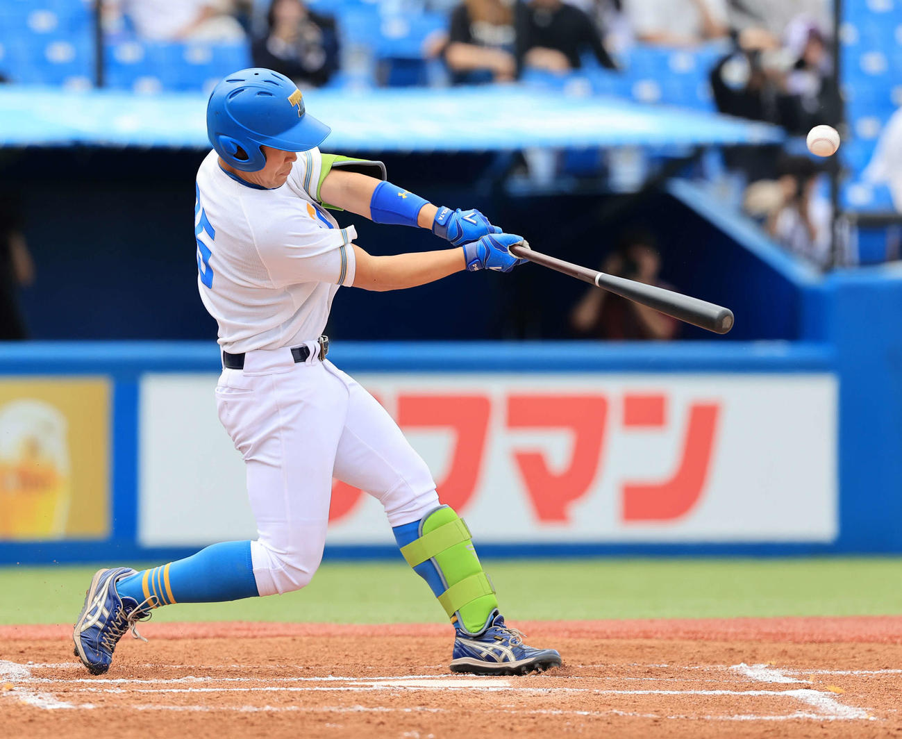 東大対明大　1回表東大2死二、三塁、大原は左越え3点本塁打を放つ（撮影・浅見桂子）