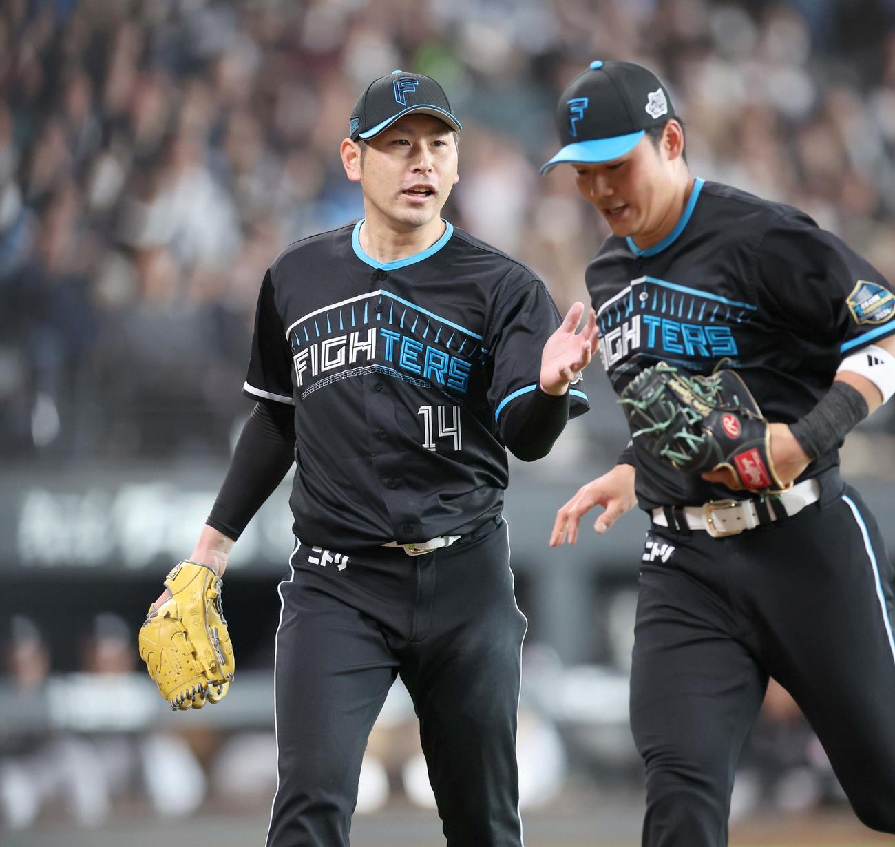 日本ハム対ロッテ　5回表、打者を3人で抑え笑顔で引き揚げる加藤貴（撮影・黒川智章）