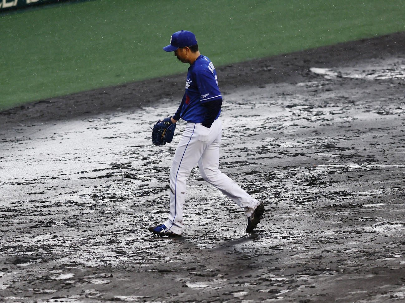 阪神対中日　7回、マウンドに向かおうとするも、ベンチに戻される中日松葉（撮影・藤尾明華）