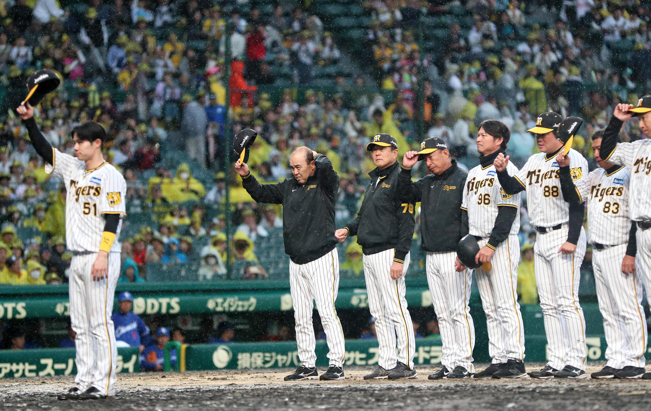 阪神対中日　グラウンドコンディション不良で7回コールドゲームで勝利しあいさつする阪神岡田監督（左から2人目）ら（撮影・上山淳一）