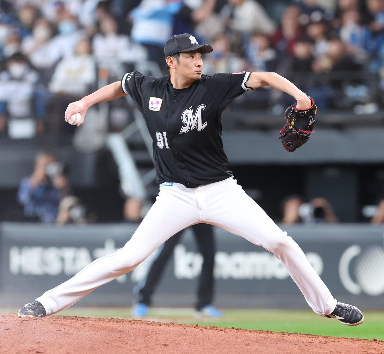 日本ハム対ロッテ　ロッテ4番手の二保（撮影・佐藤翔太）