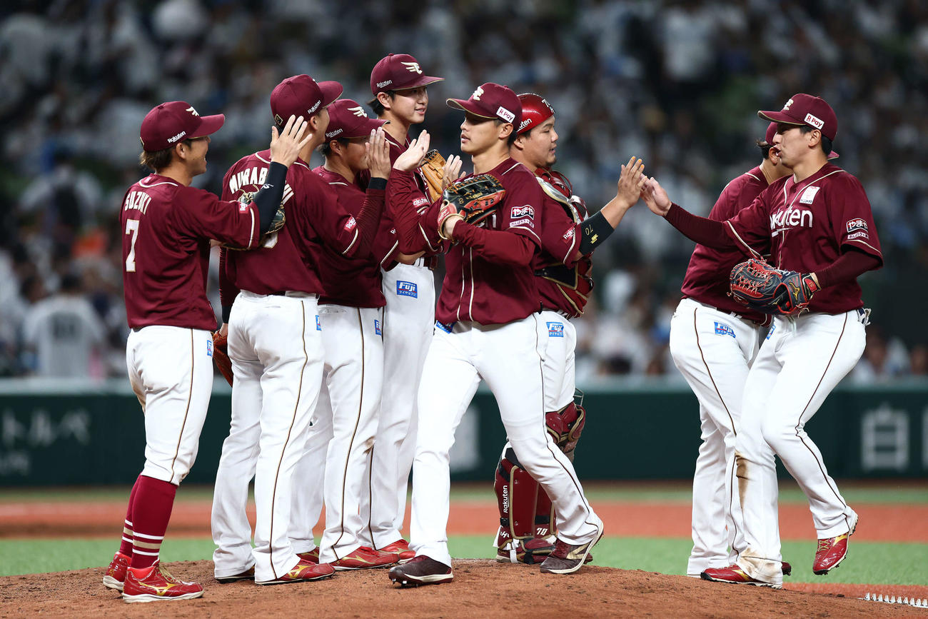 西武対楽天　西武に勝利し、タッチを交わす楽天ナイン（撮影・河田真司）