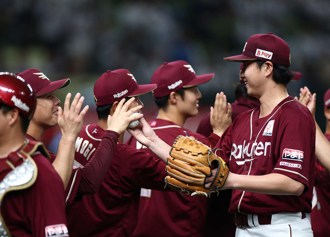 西武対楽天　西武に勝利し、藤井（左）に勝利球を渡す西垣（撮影・河田真司）