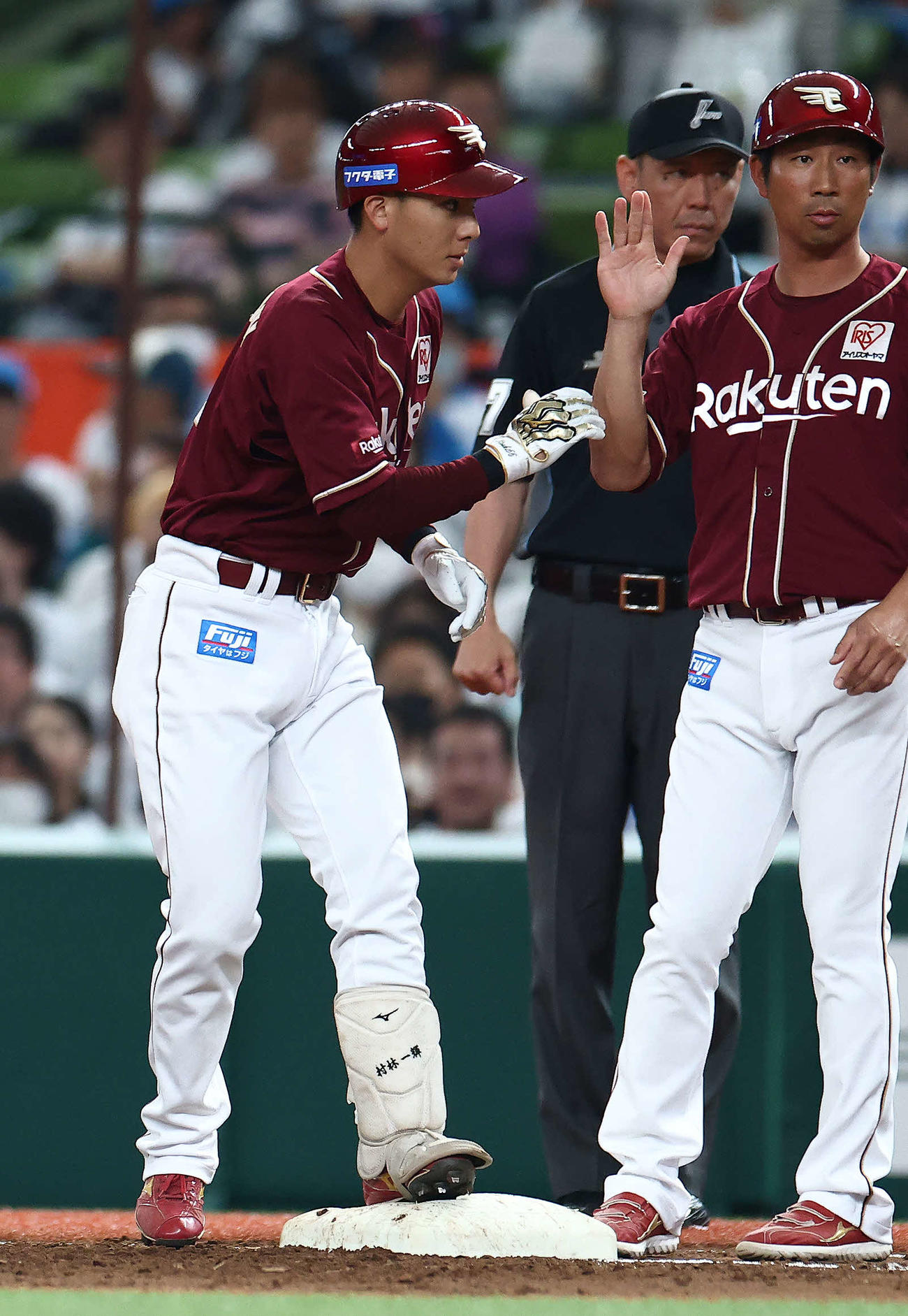 西武対楽天　3回表楽天1死二、三塁、右前先制適時打を放ち出塁する村林（撮影・河田真司）