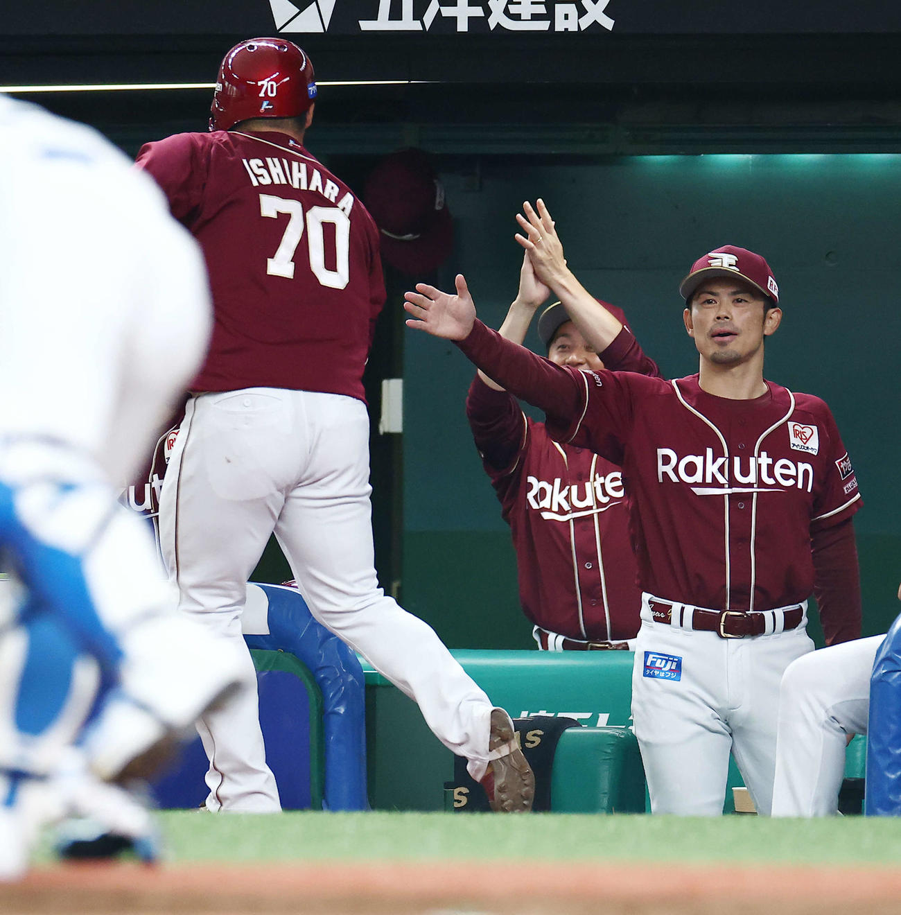 西武対楽天　3回表楽天1死二、三塁、村林の先制適時打で生還する石原（左）を迎える今江監督（撮影・河田真司）