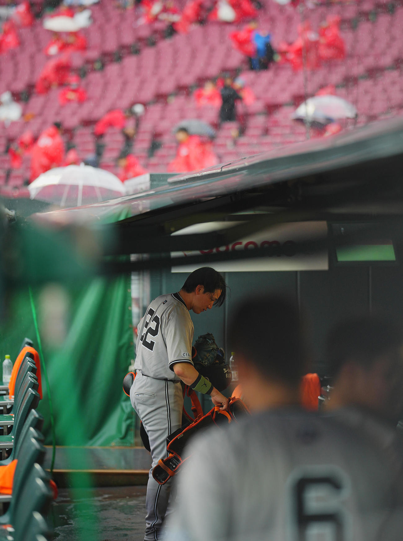 広島対巨人　降雨コールドで引き分けとなりベンチから引き揚げる巨人小林（撮影・垰建太）