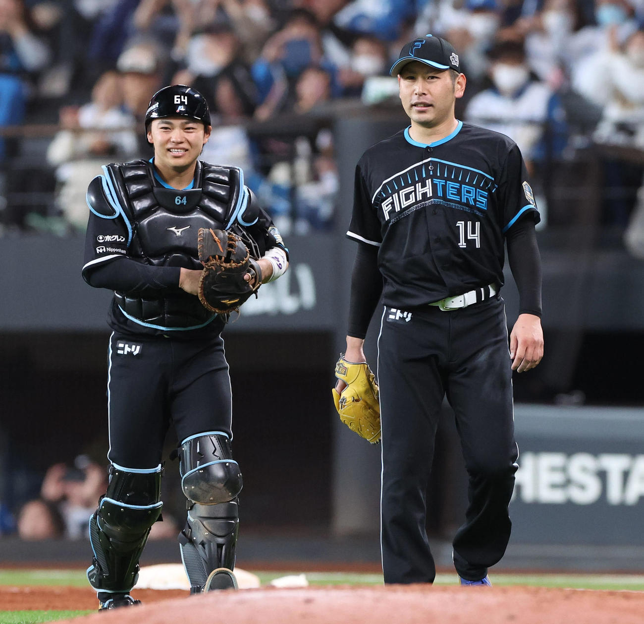日本ハム対ロッテ　完封勝利に笑顔でマウンドに向かう日本ハム田宮（左）と加藤貴（撮影・佐藤翔太）