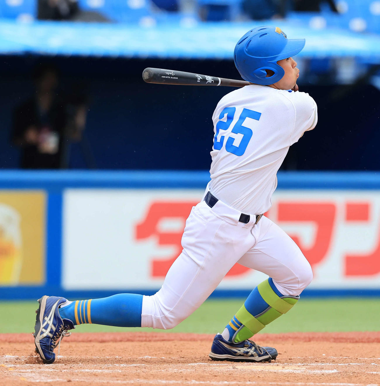 東大対明大　9回表東大無死一、二塁、大原は中越え適時二塁打を放つ（撮影・浅見桂子）