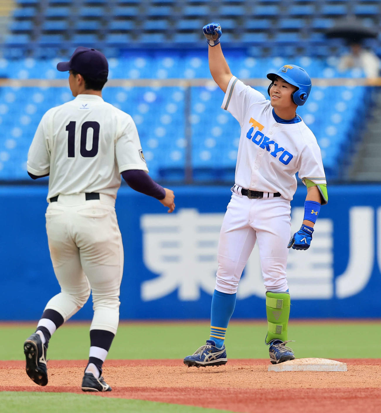東大対明大　9回表東大無死一、二塁、大原は中越え適時二塁打を放ちガッツポーズ（撮影・浅見桂子）