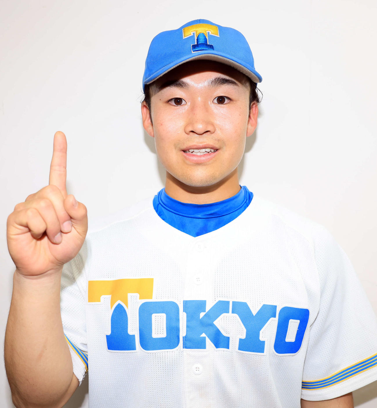 東大対明大　1回に3点本塁打を放った東大・大原は「1号」のポーズ（撮影・浅見桂子）