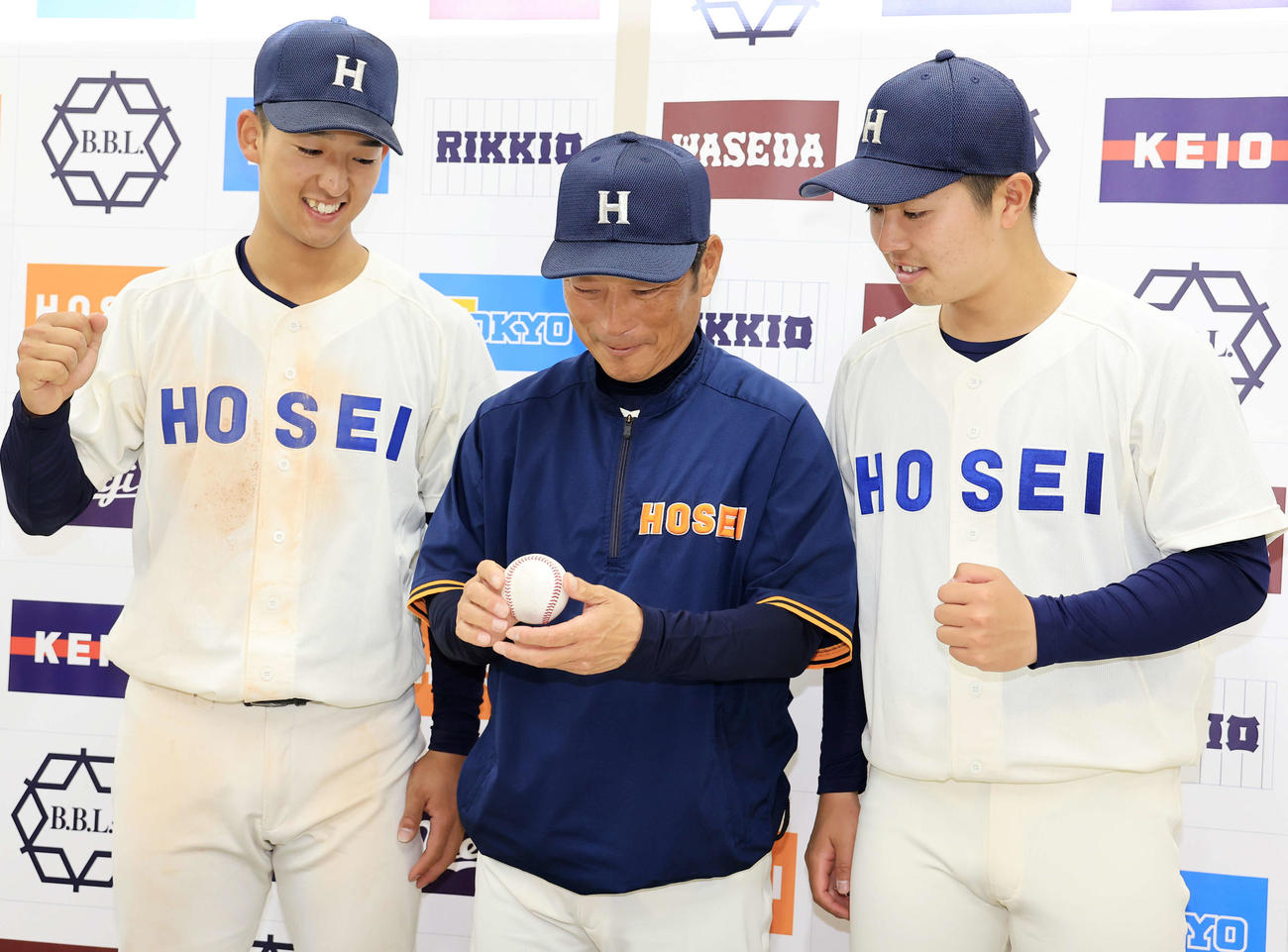 法大対立大　初勝利を挙げた法大・大島監督（中央）は、ウイニングボールを吉鶴（右）、松下（左）と笑顔で見つめる（撮影・浅見桂子）