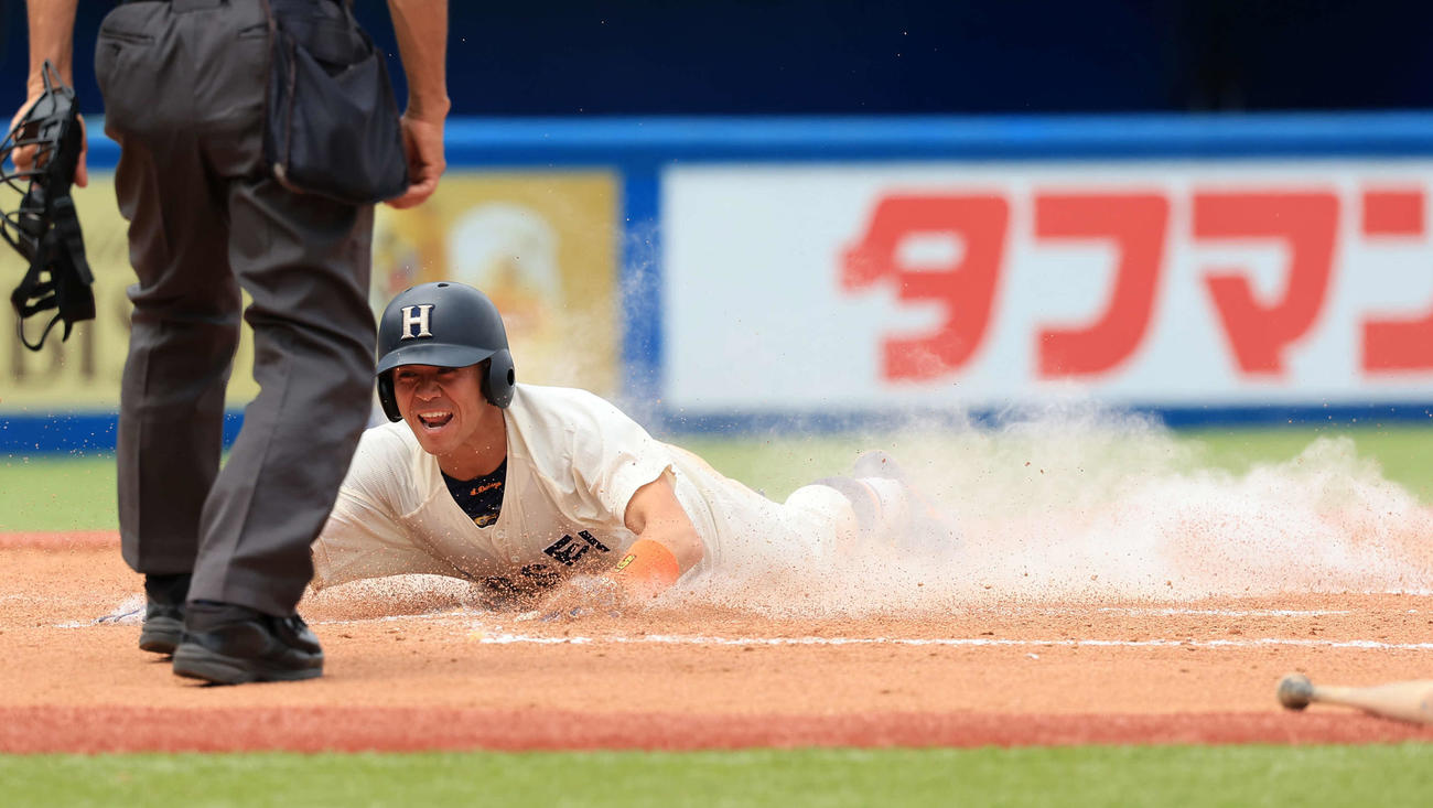 法大対立大　7回表法大2死二塁、松下の左適時打でヘッドスライディングで生還し雄たけびを上げる鈴木照（撮影・浅見桂子）
