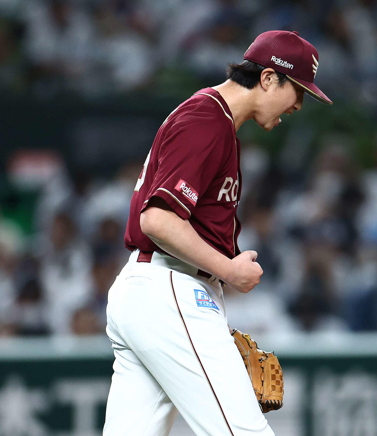 西武対楽天　9回裏、最終打者の佐藤龍を三ゴロに仕留めガッツポーズする西垣（撮影・河田真司）