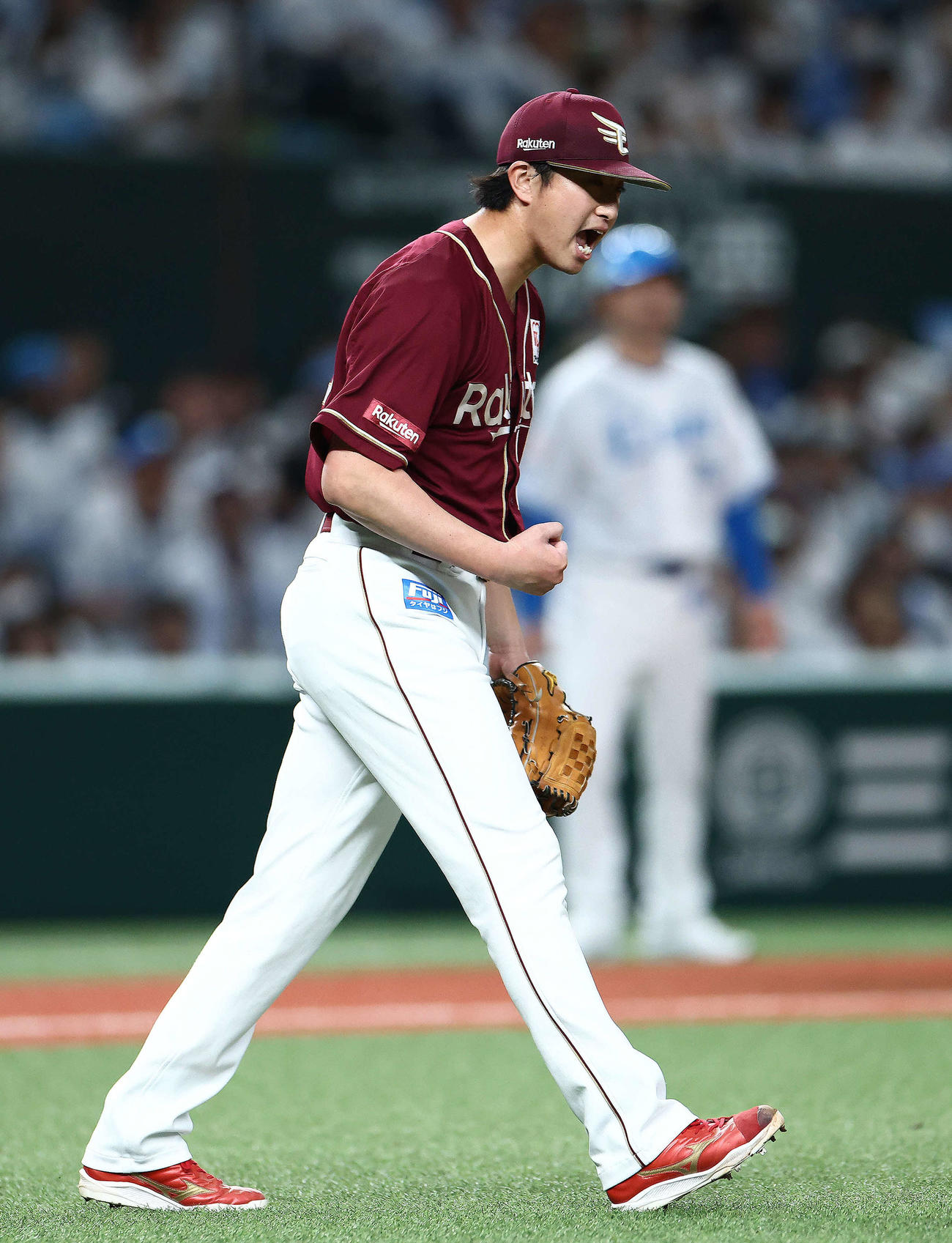 西武対楽天　9回裏、最終打者の佐藤龍を三ゴロに仕留めガッツポーズする西垣（撮影・河田真司）