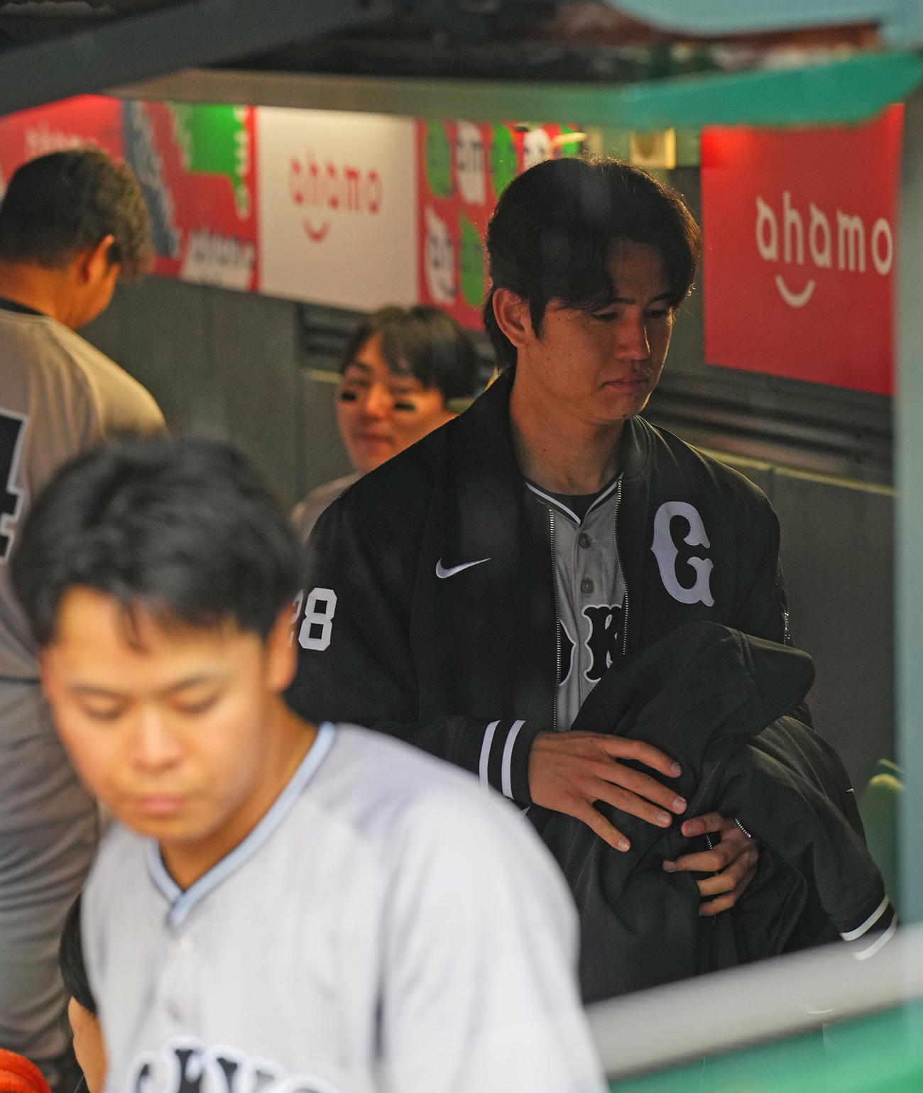広島対巨人　試合中断となりベンチでさえない表情の巨人先発の高橋礼（撮影・垰建太）