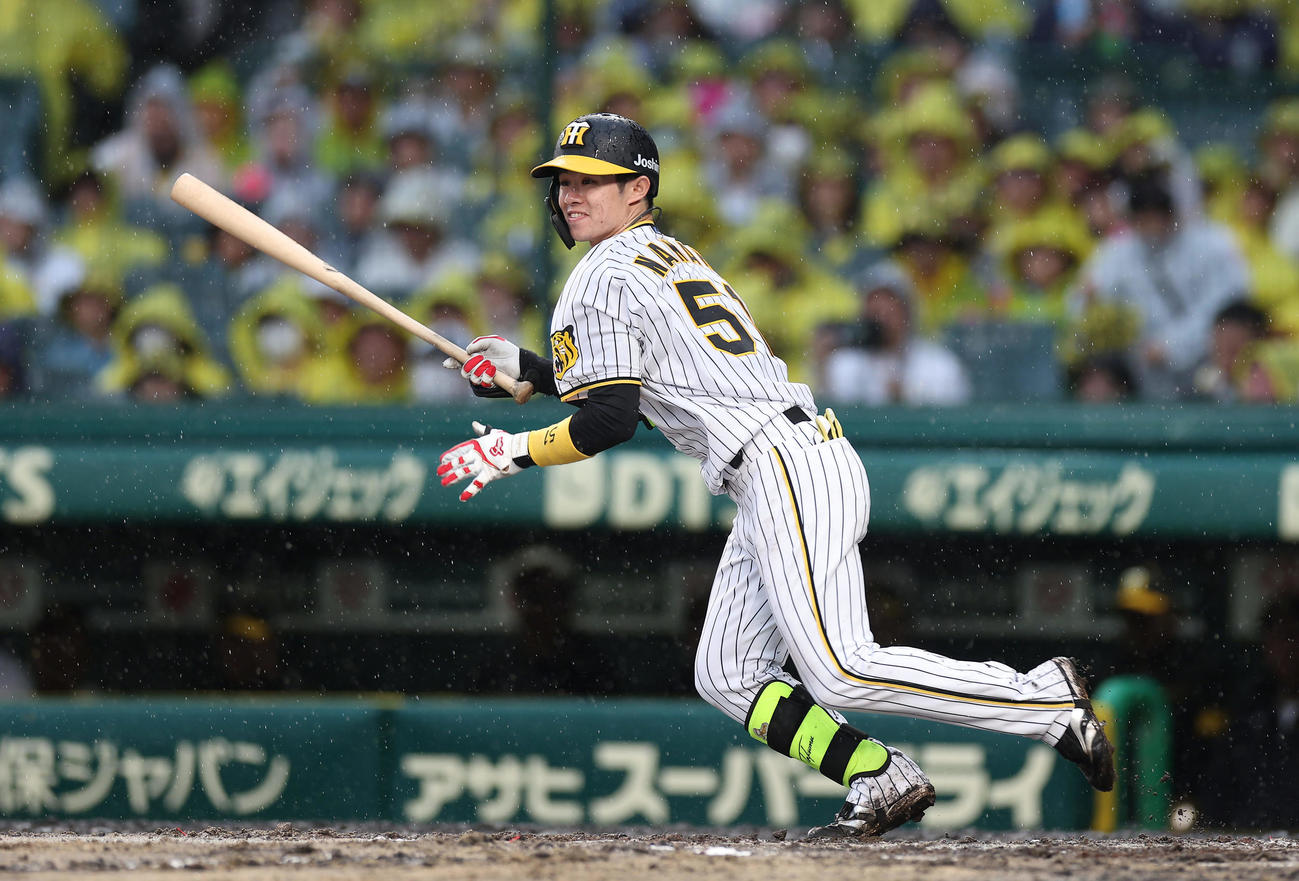 阪神対中日　6回裏阪神1死、左前打を放つ中野（撮影・前田充）