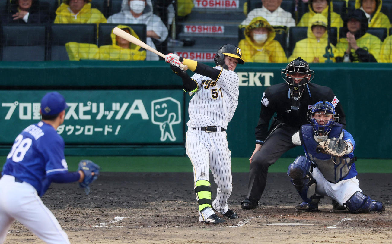 阪神対中日　6回裏阪神1死、中野は左前打を放つ。投手は松葉（撮影・加藤哉）