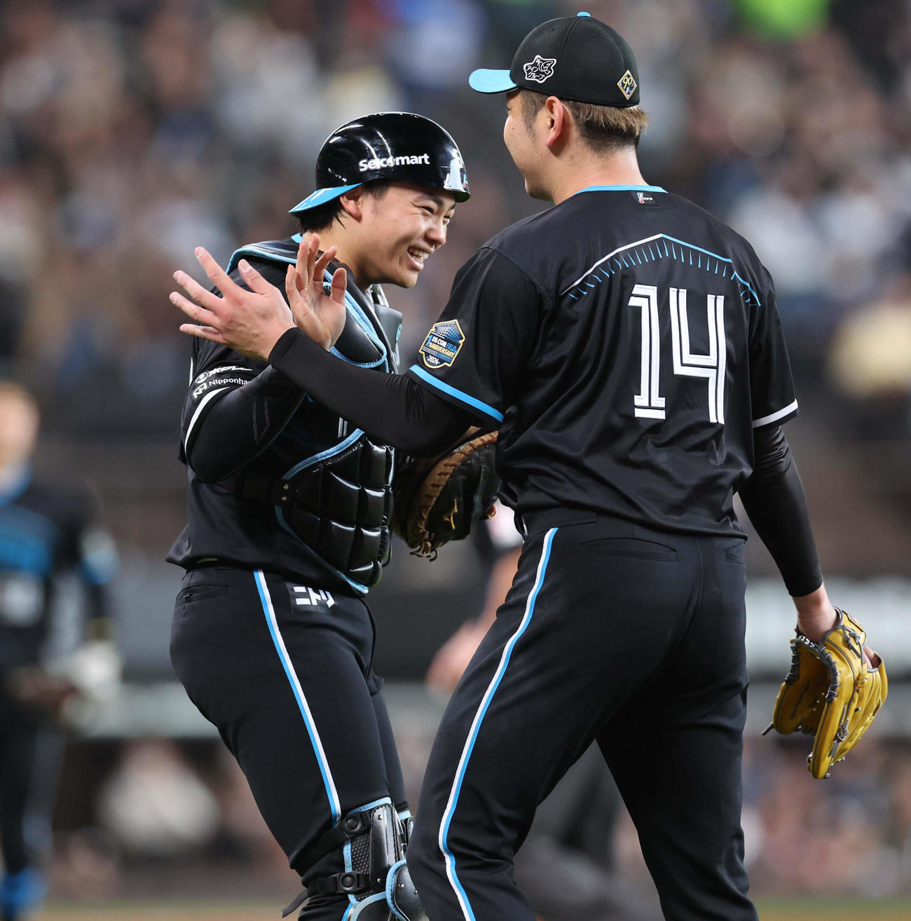 日本ハム対ロッテ　試合後、加藤貴（右）と抱き合う田宮（撮影・黒川智章）