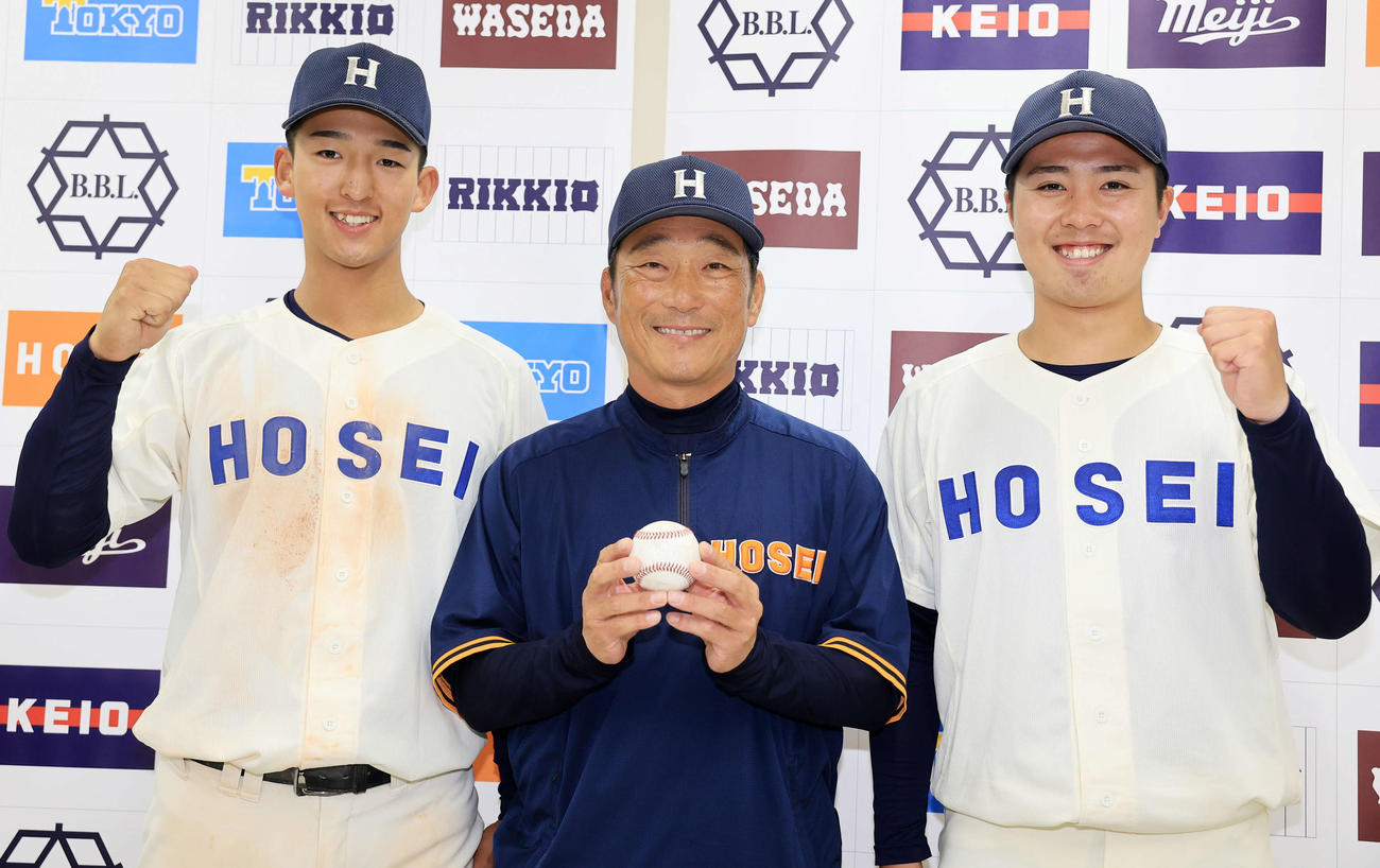 法大対立大　初勝利を挙げた法大・大島監督（中央）は、ウイニングボールを手に吉鶴（右）、松下（左）と笑顔で記念撮影（撮影・浅見桂子）