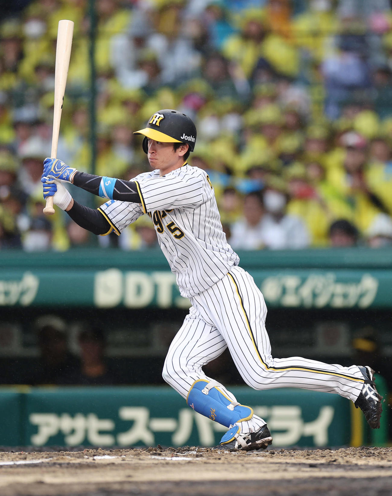 阪神対中日　1回表阪神無死、中前打を放つ近本（撮影・前田充）