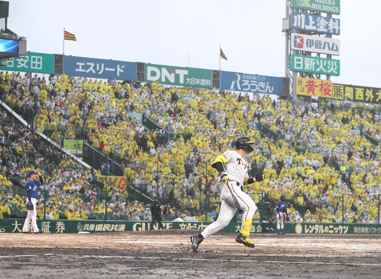 阪神対中日　6回裏阪神2死一、二塁、佐藤輝は右越え先制3点本塁打を放ちバットを持ちながら一塁を回る（撮影・上山淳一）