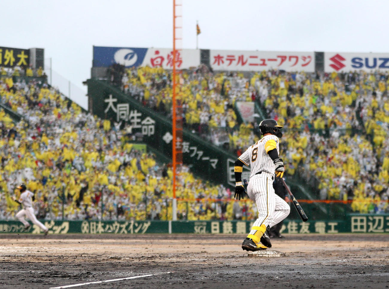 阪神対中日　6回裏阪神2死一、二塁、佐藤輝は先制の右越え3点本塁打を放ちバットを持ちながらダイヤモンドを1周する（撮影・上山淳一）