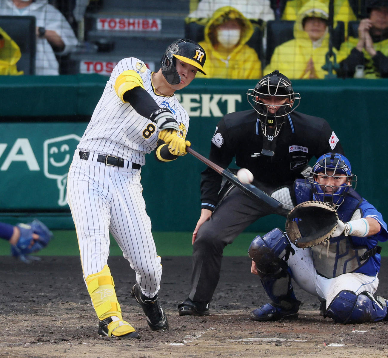 阪神対中日　6回裏阪神2死一、二塁、佐藤輝は右越え先制3点本塁打を放つ（撮影・加藤哉）