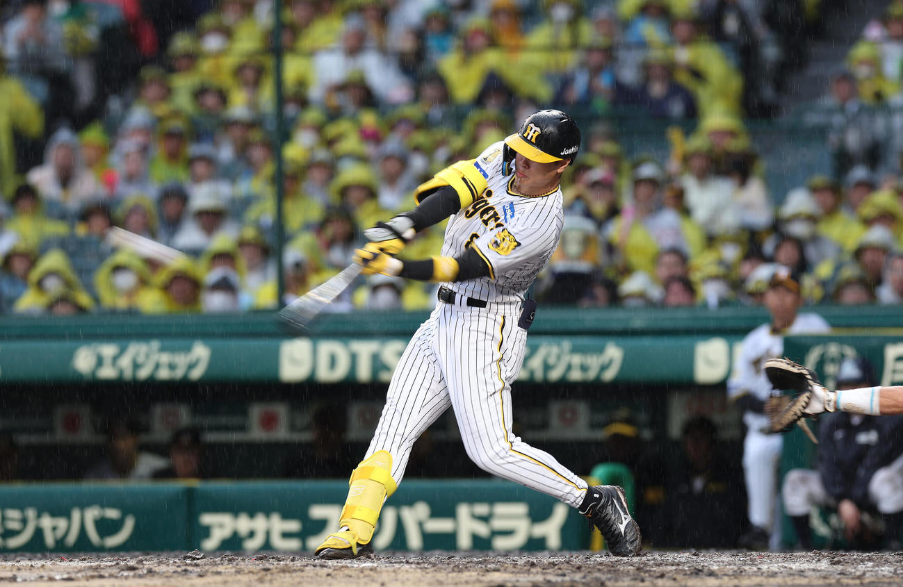 阪神対中日　6回裏阪神2死一、二塁、右越え先制3点本塁打を放つ佐藤輝（撮影・前田充）