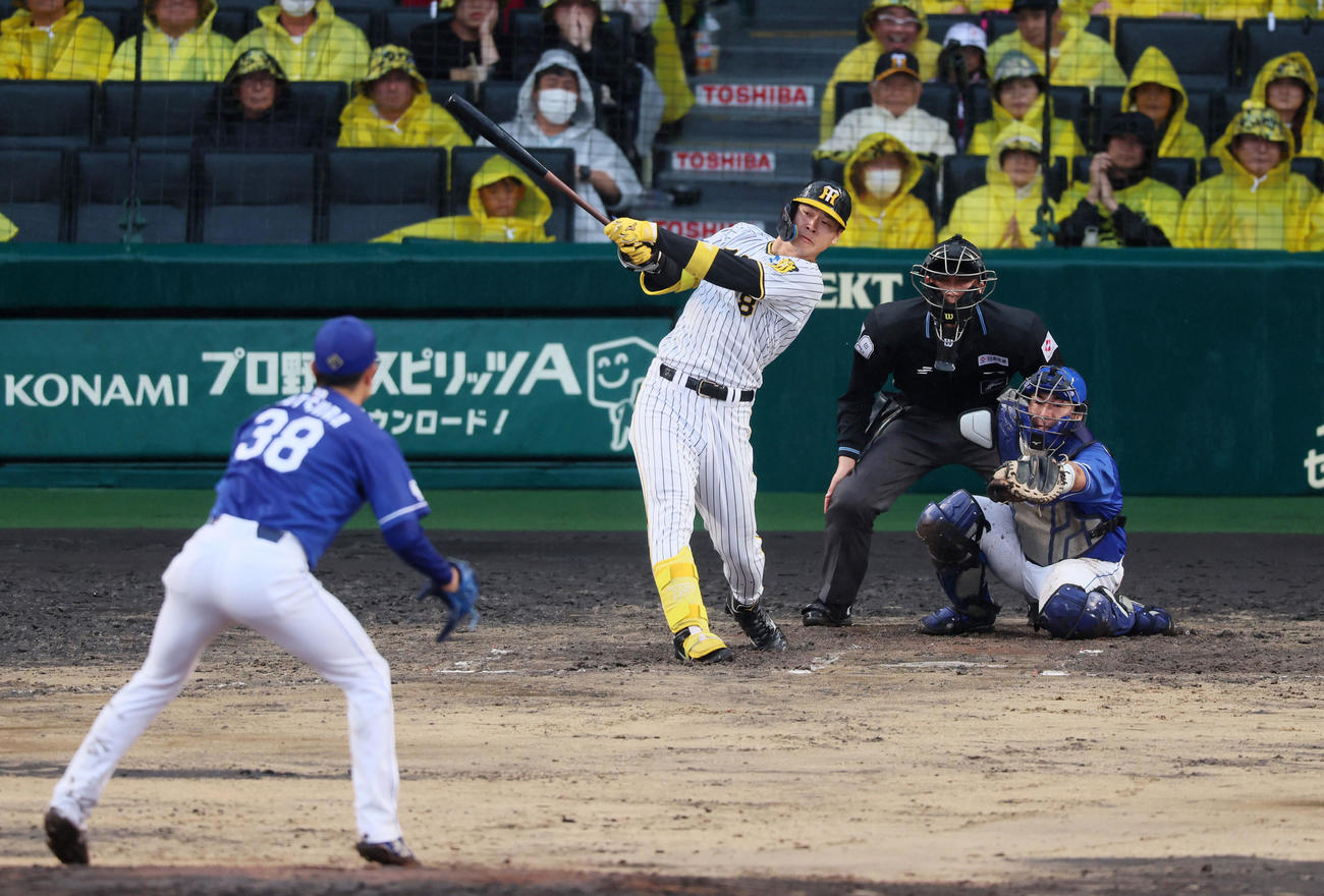 阪神対中日　6回裏阪神2死一、二塁、佐藤輝は右越え3点本塁打を放つ。投手は松葉（撮影・加藤哉）