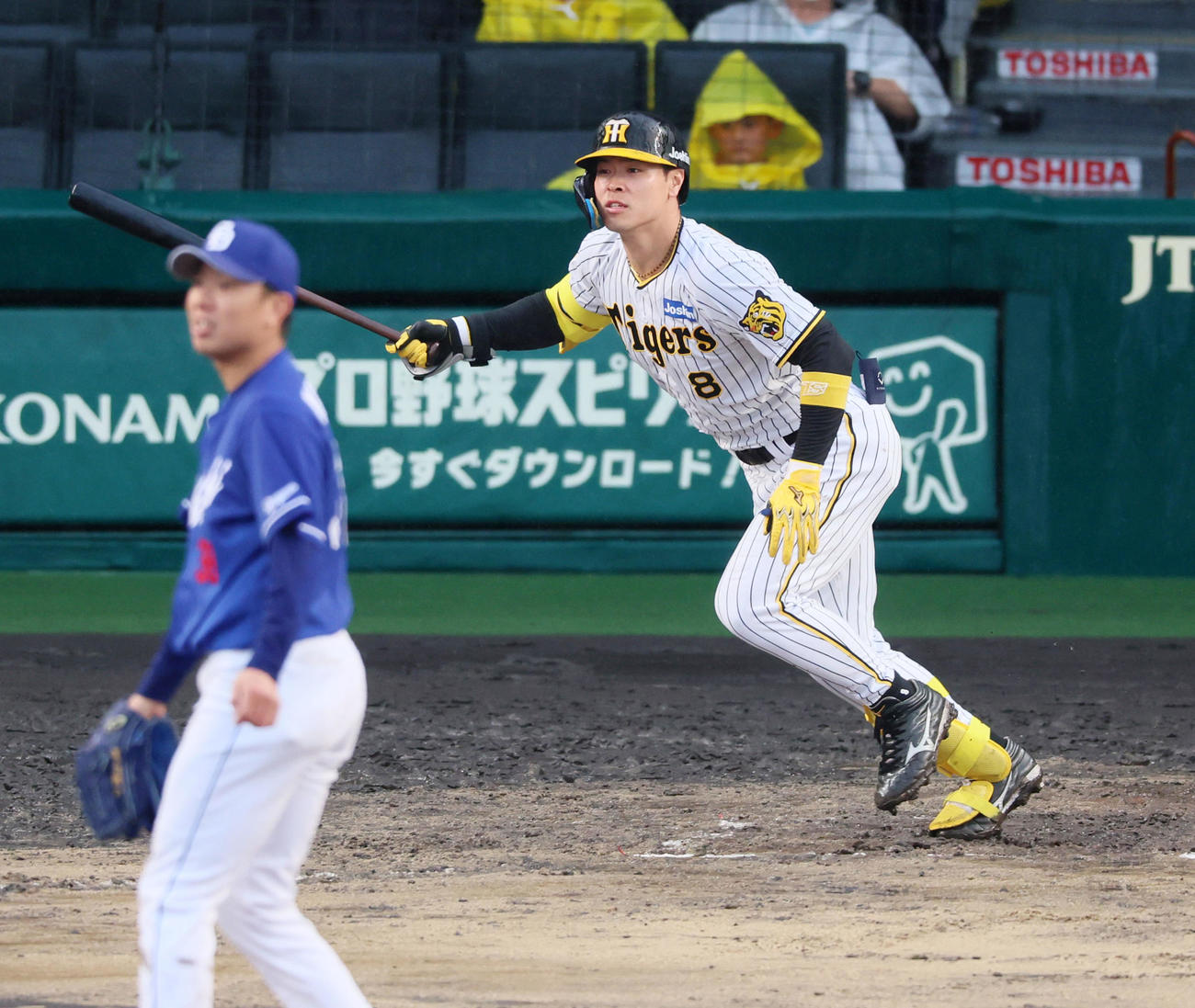阪神対中日　6回裏阪神2死一、二塁、佐藤輝は右越え先制3点本塁打を放つ。投手は松葉（撮影・加藤哉）