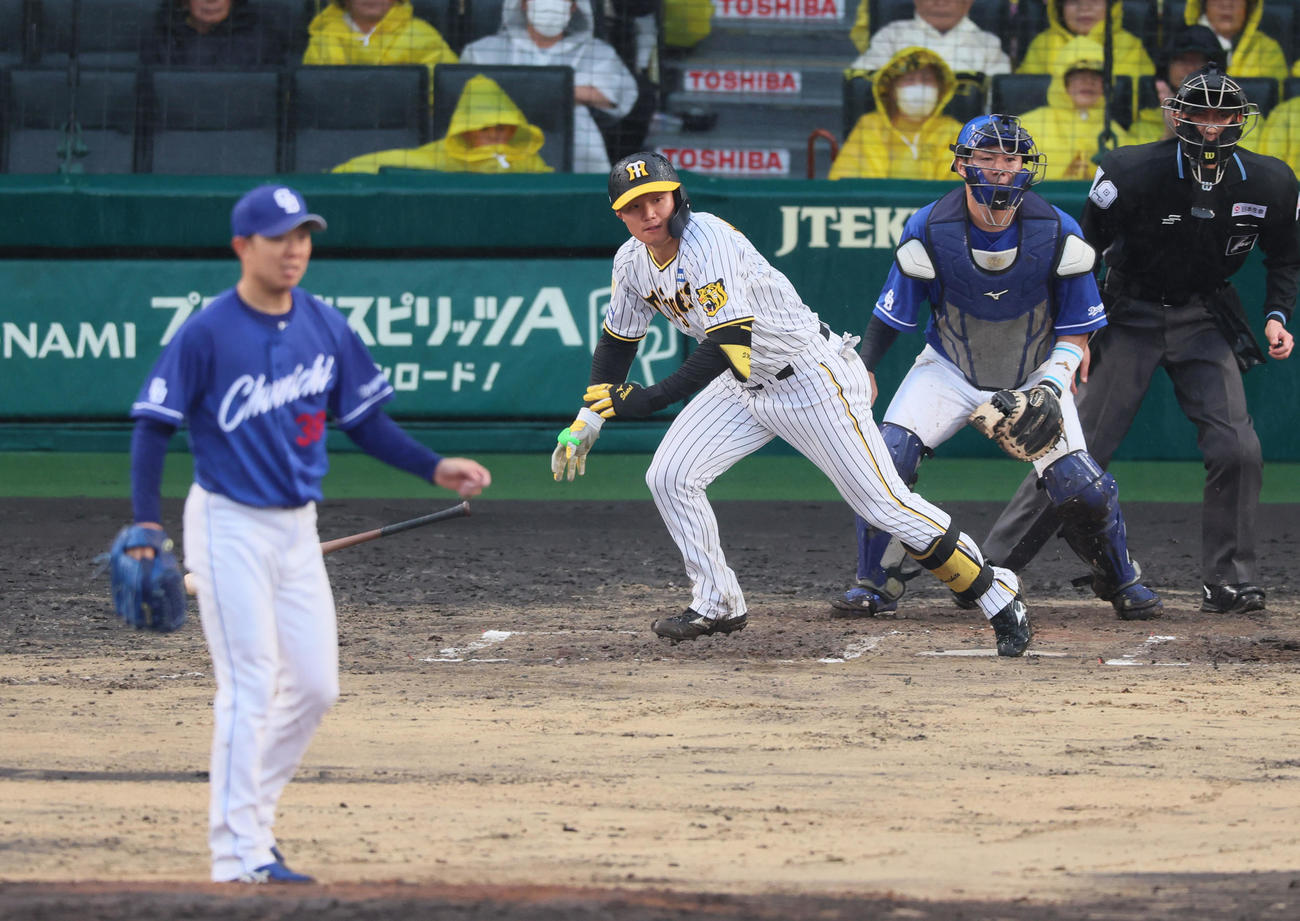 阪神対中日　6回裏阪神1死一塁、森下は左前打を放つ。投手は松葉（撮影・加藤哉）