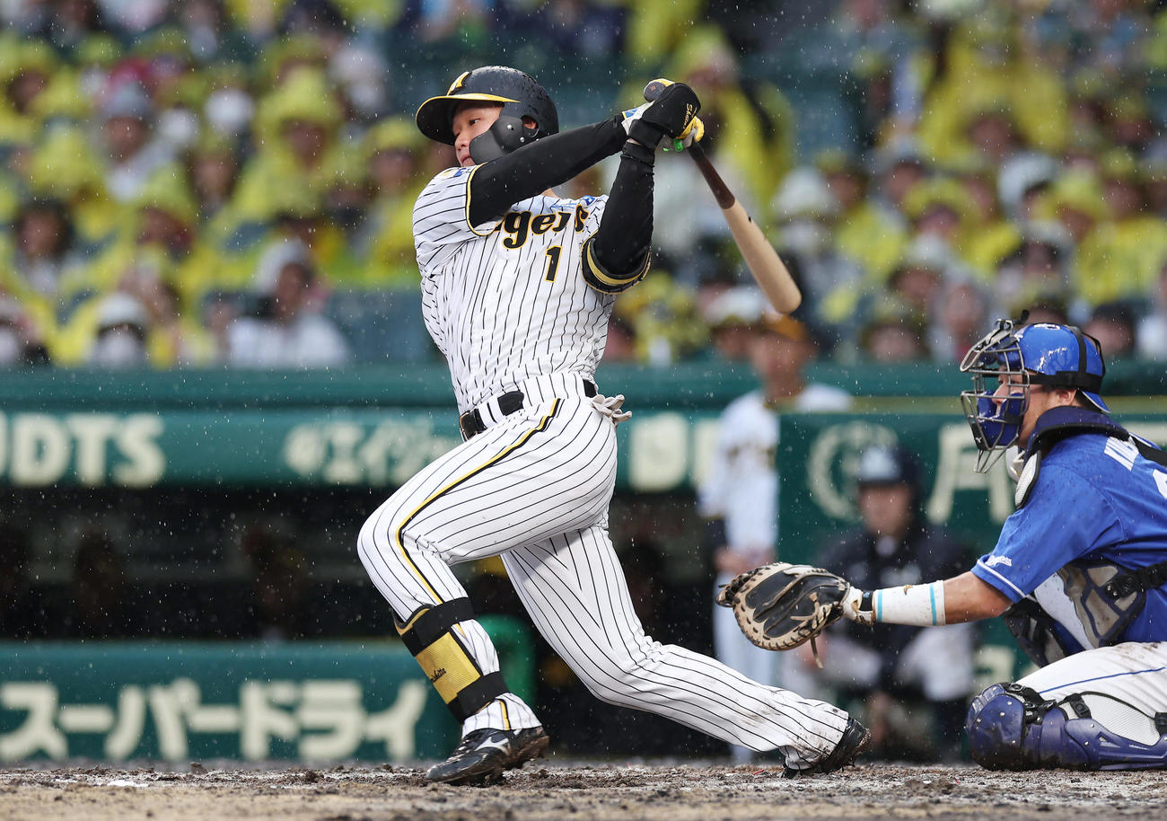 阪神対中日　6回裏阪神1死一塁、左前打を放つ森下（撮影・前田充）