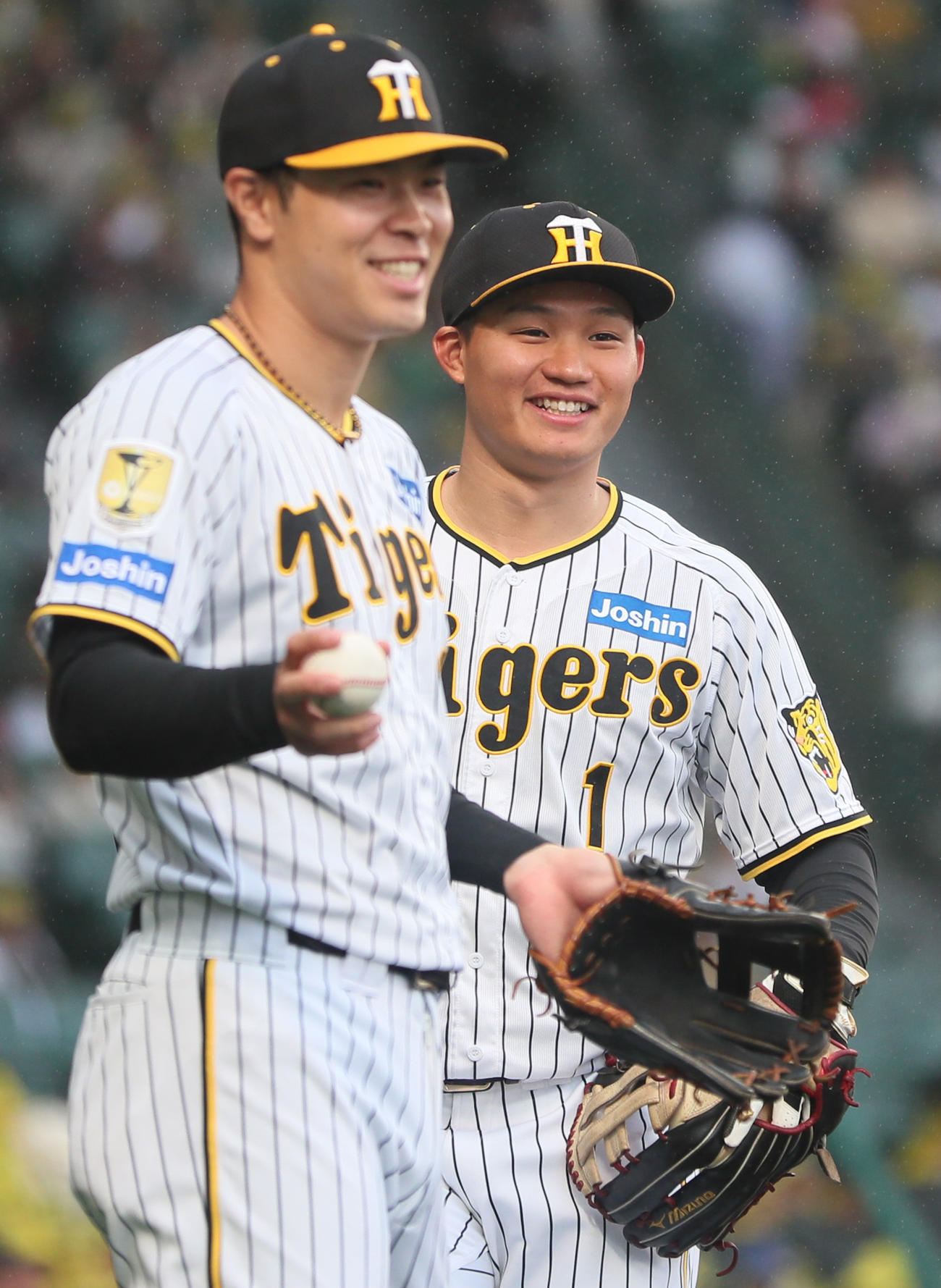 阪神対中日　ベンチ前でリラックスした表情を見せる阪神森下（右）と佐藤輝（撮影・上山淳一）