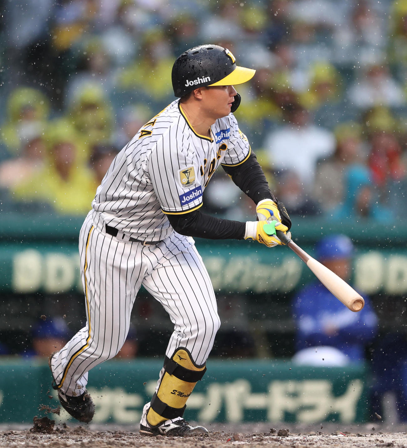 阪神対中日　6回裏阪神1死一塁、森下は左前打を放つ（撮影・上山淳一）