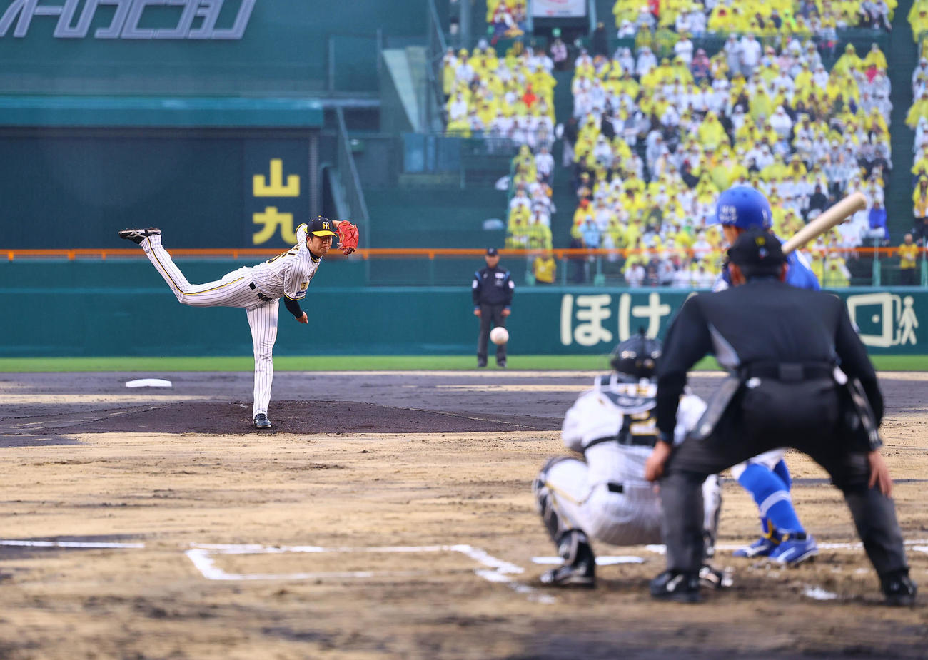 阪神対中日　1回表中日無死、岡林を三振に仕留める才木。捕手は梅野（撮影・藤尾明華）