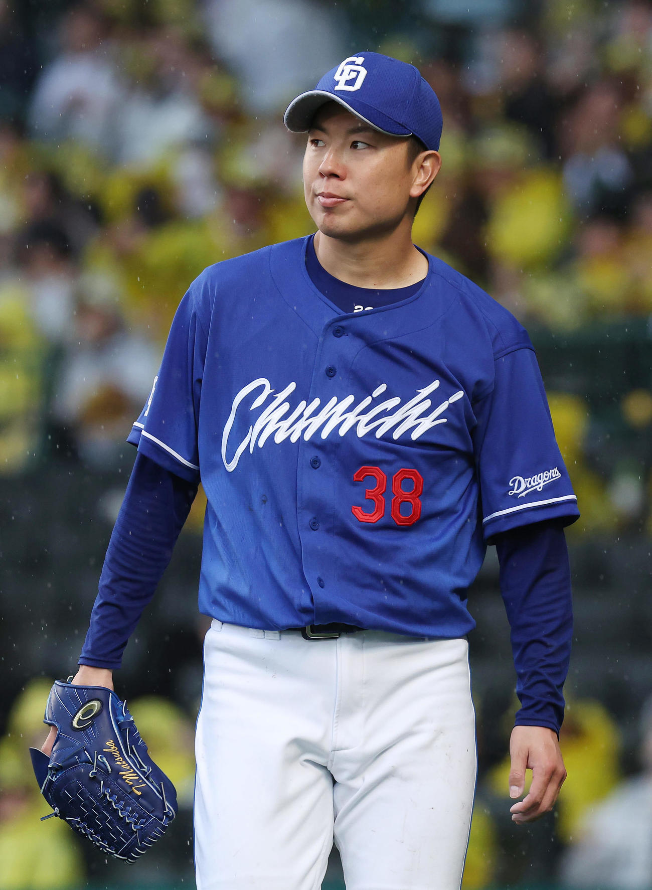 阪神対中日　7回裏を前にコールドで敗けとなり、悔しそうな表情を見せる中日松葉（撮影・前田充）