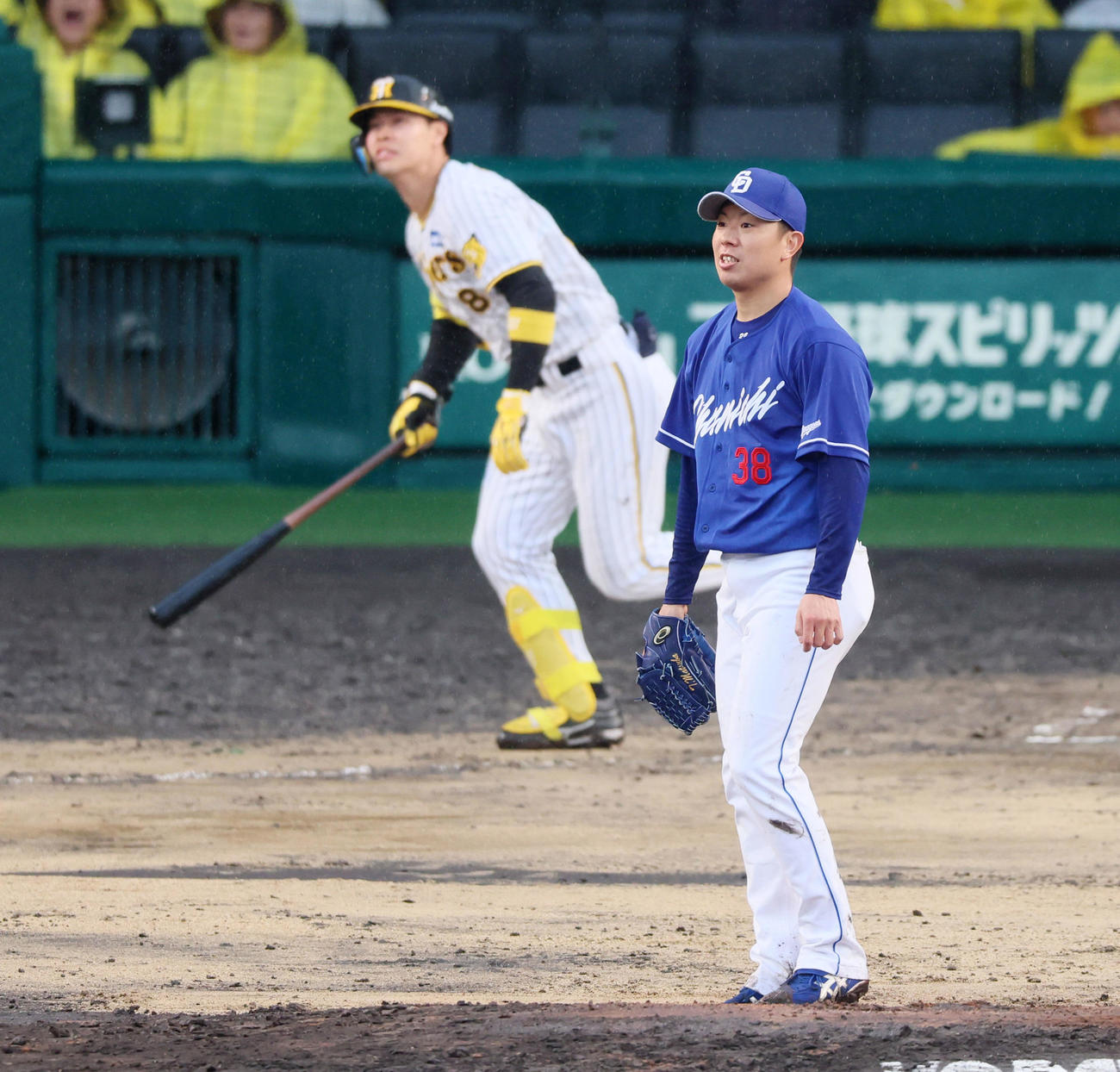 阪神対中日　6回裏阪神2死一、二塁、松葉は佐藤輝に右越え3点本塁打を浴びる（撮影・加藤哉）