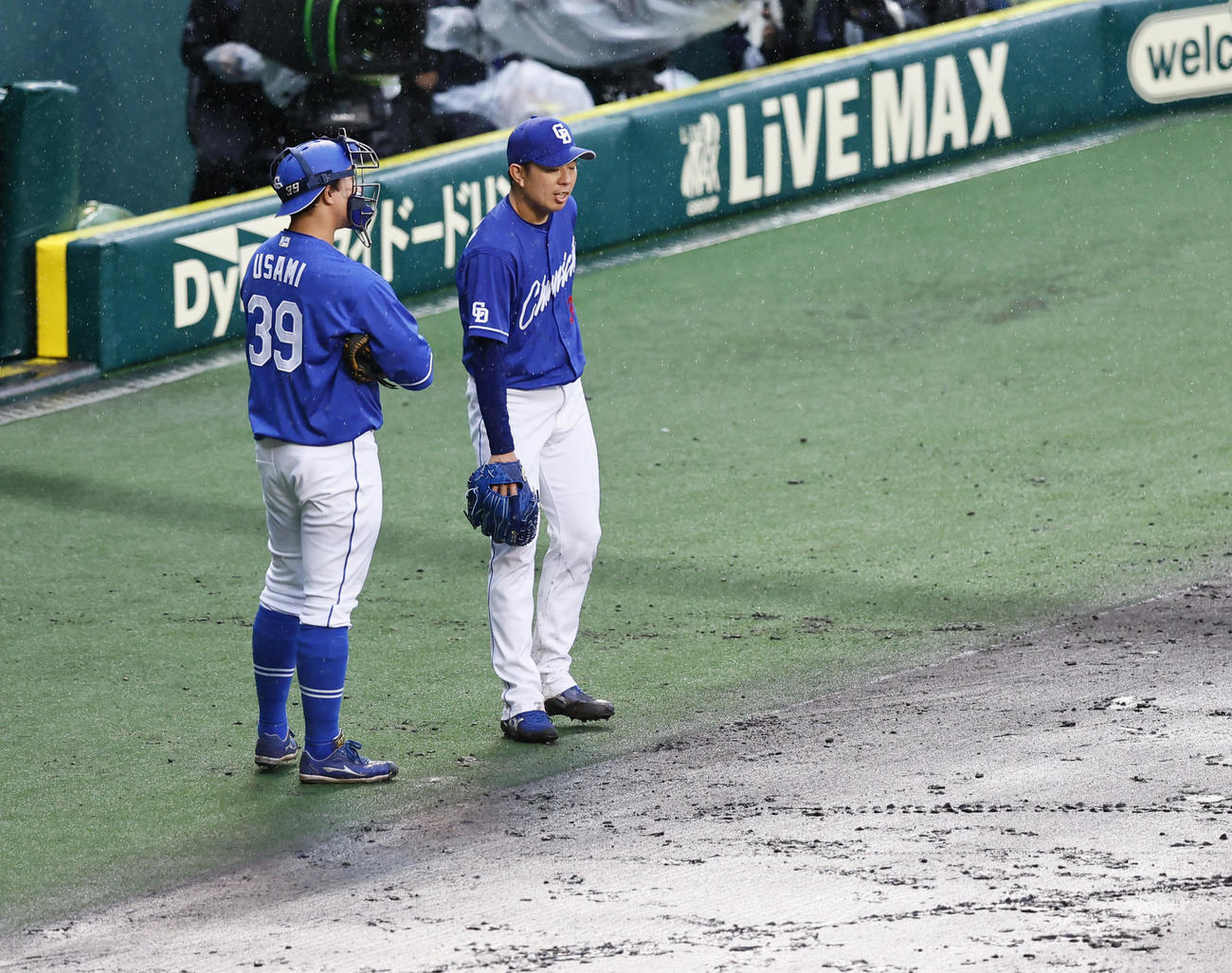 阪神対中日　7回、ベンチ前で待機する中日松葉（右）（撮影・藤尾明華）