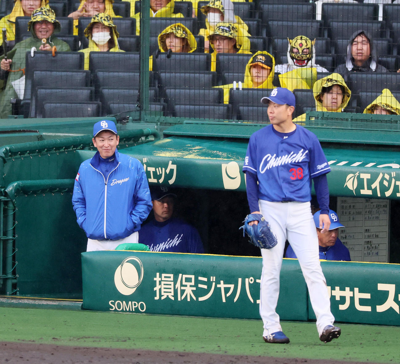 阪神対中日　7回裏を前にコールドゲームとなりベンチ前まで出る立浪監督。右はキャッチボールする松葉（撮影・加藤哉）