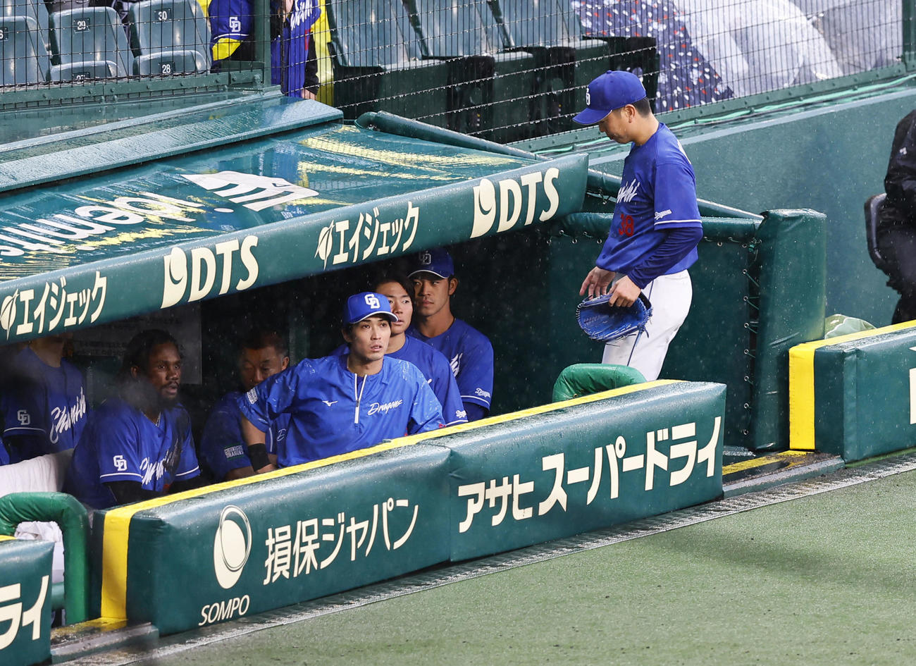 阪神対中日　7回表を終えコールドが告げられ、ベンチに引き揚げる中日松葉（右端）（撮影・藤尾明華）