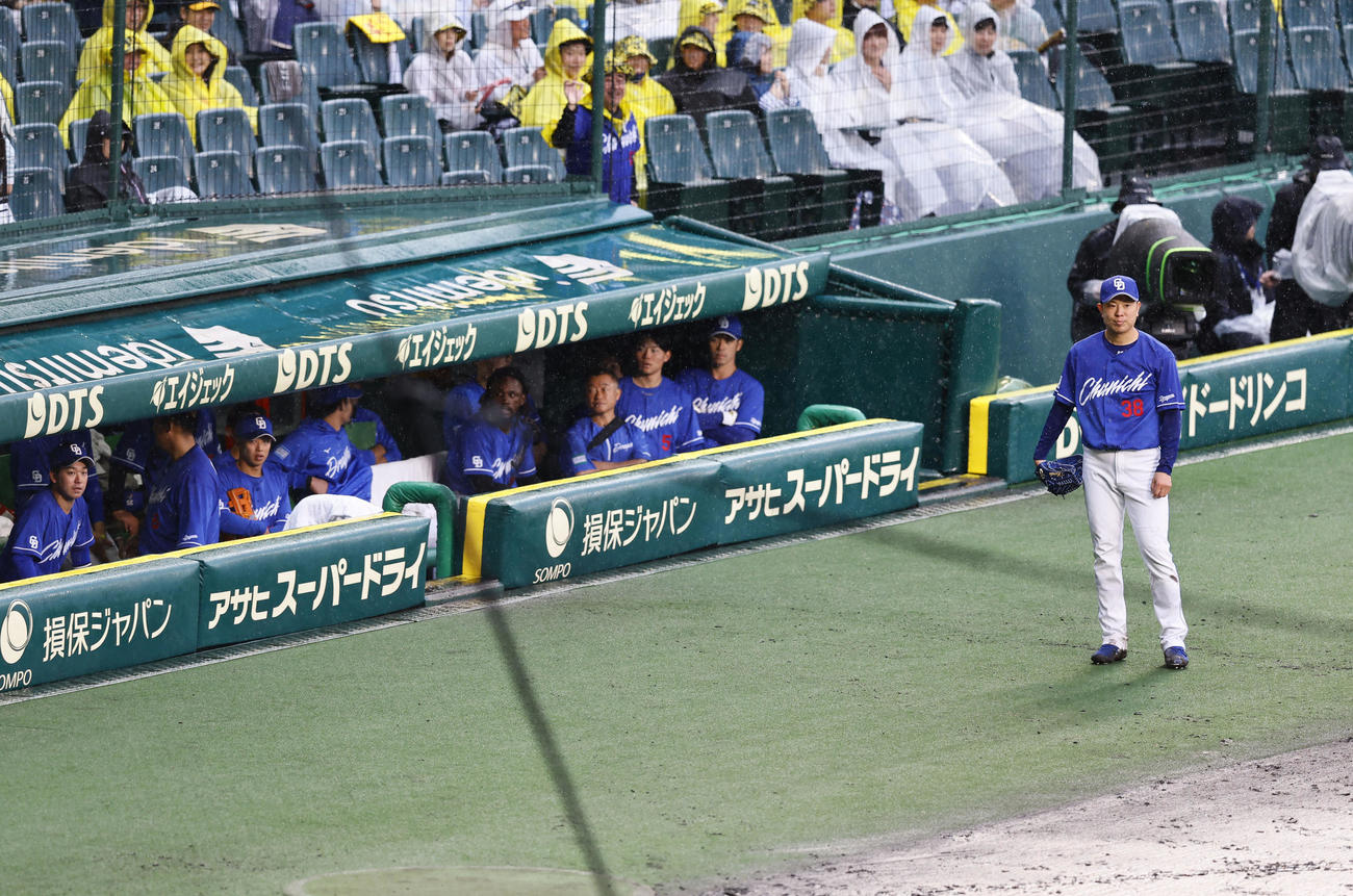 阪神対中日　7回表を終えコールドが告げられ、ベンチ前でぼうぜんとする中日松葉（右端）（撮影・藤尾明華）