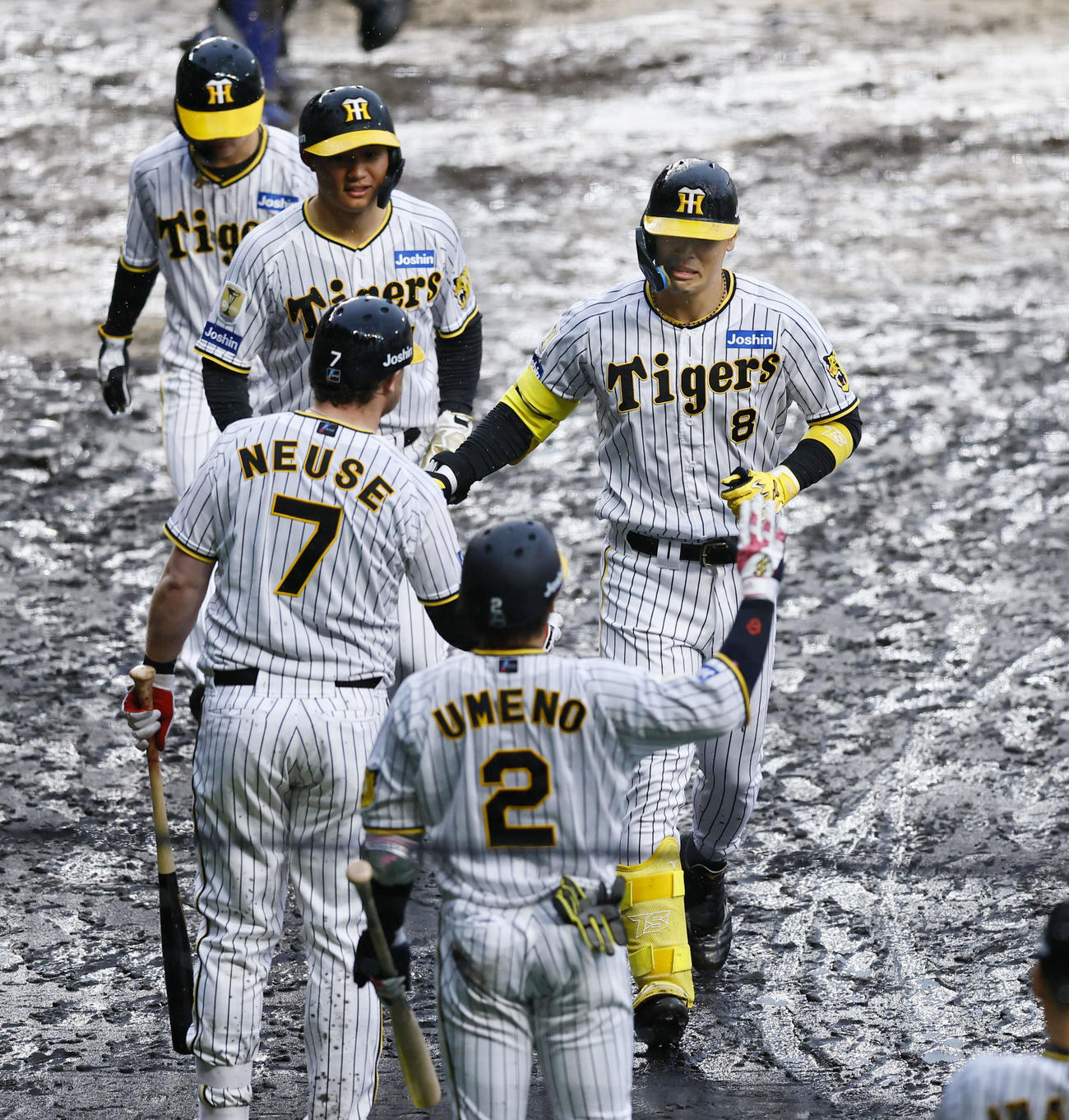 阪神対中日　6回裏阪神2死一、二塁、先制の3点本塁打を放ち生還する佐藤輝（右端）。迎えるノイジー、梅野ら（撮影・藤尾明華）
