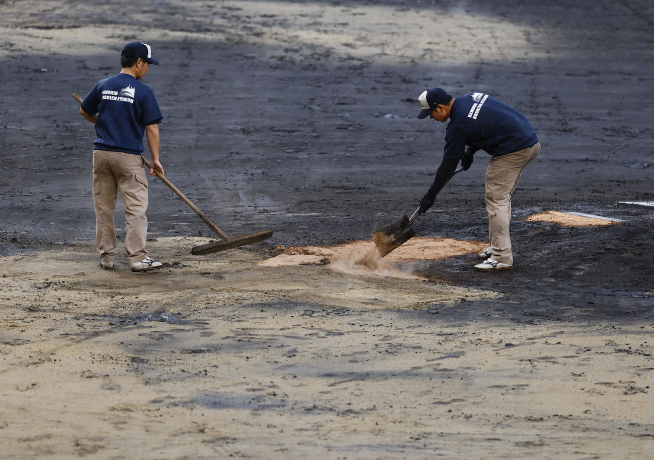 阪神対中日　5回を終え、グラウンド整備する阪神園芸のスタッフ（撮影・藤尾明華）