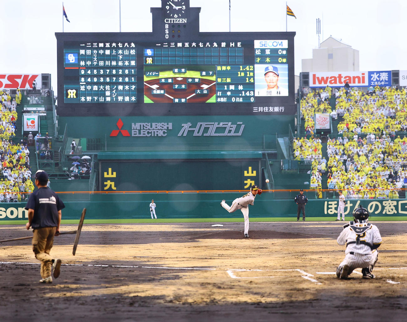 試合開始時刻に再度グラウンド整備が始まり、投球練習する阪神才木（撮影・藤尾明華）