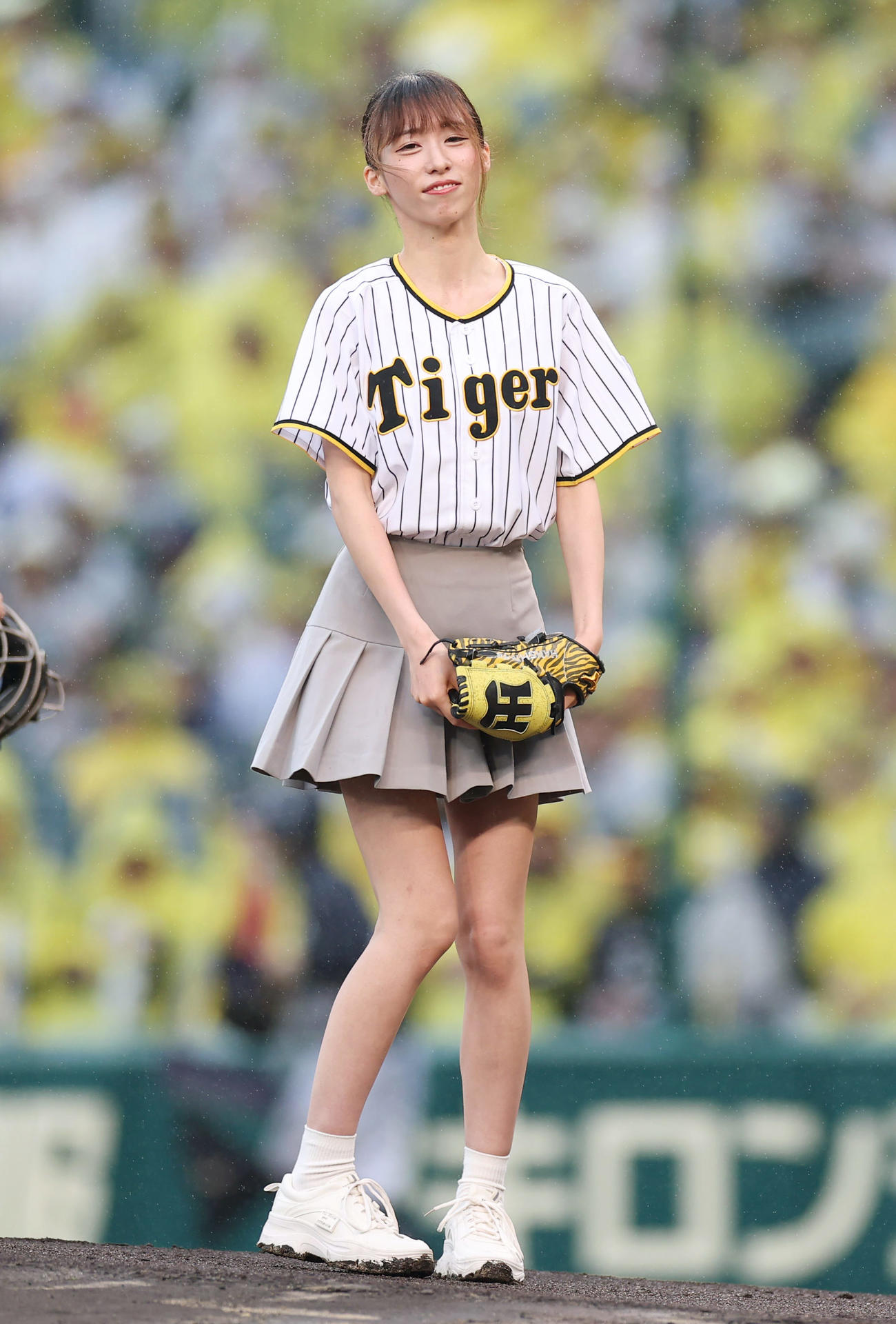 阪神対中日　始球式を務めたわらし。さん（撮影・前田充）