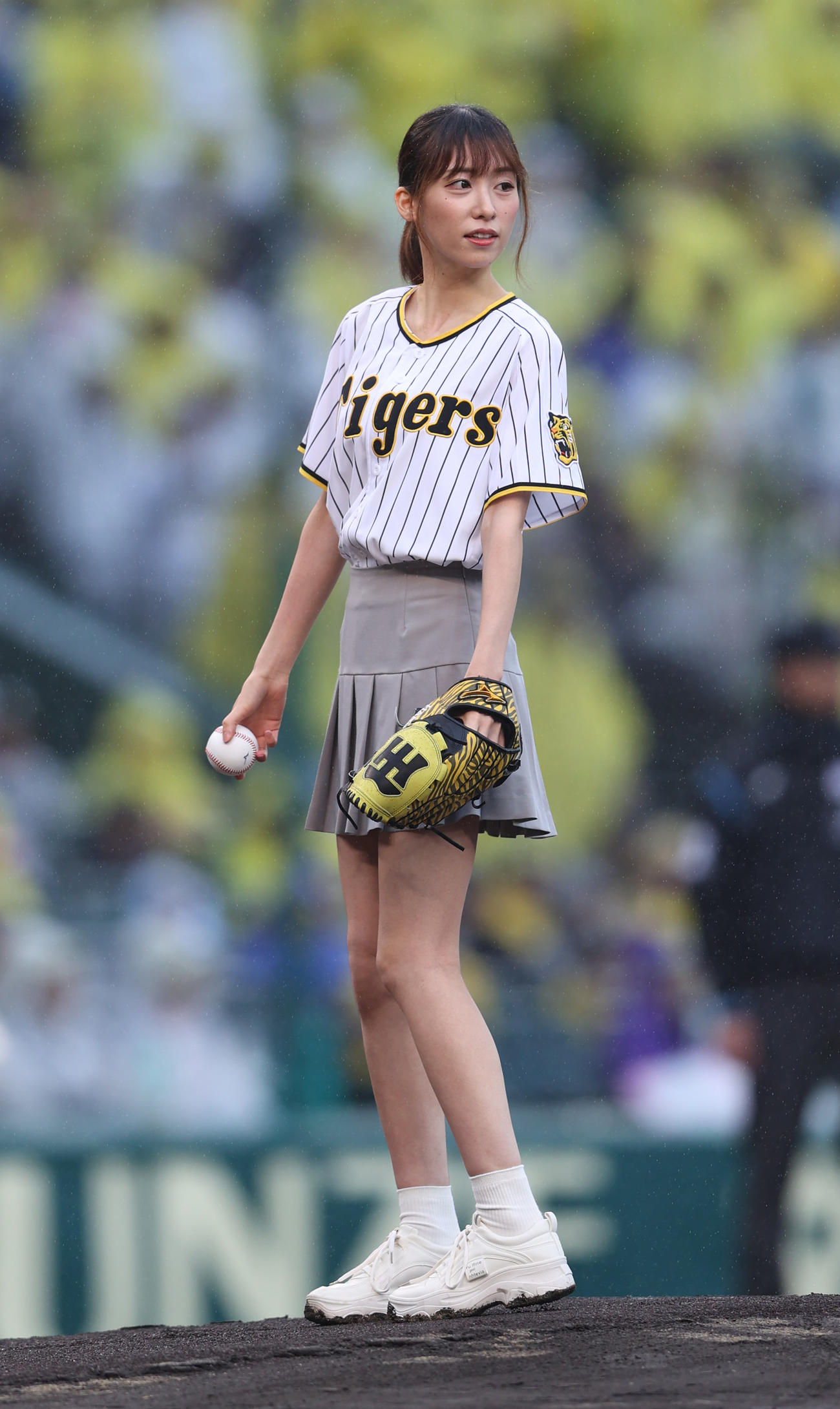 阪神対中日　試合前、ファーストピッチセレモニーに臨むわらし。さん（撮影・上山淳一）