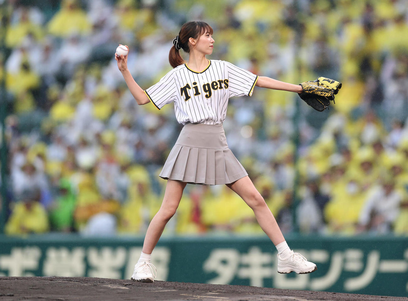 阪神対中日　始球式を務めるわらし。さん（撮影・前田充）